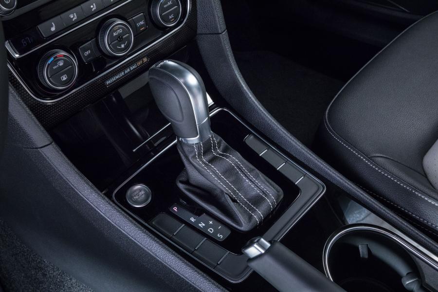 Детали интерьера Volkswagen Passat GT (NMS) 2018 года  (фото 11 из 24)
